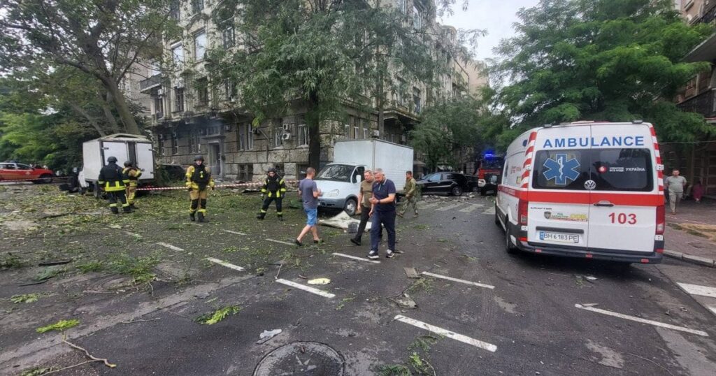 Росія ракетами вдарила по Одесі посеред дня: поранено людей, "прилетіло" біля лікарні та коледжу Росія ракетами вдарила по Одесі посеред дня: поранено людей, "прилетіло" біля лікарні та коледжу