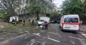 Росія ракетами вдарила по Одесі посеред дня: поранено людей, "прилетіло" біля лікарні та коледжу