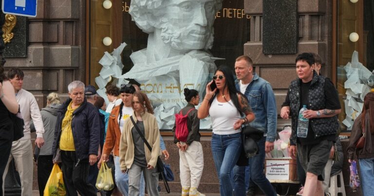 Москва та Петербург у паніці: росіяни шукають шляхи завершення війни, рейтинг Путіна падає