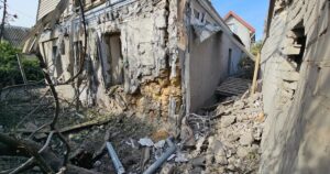 Масований обстріл Херсона: загинув чоловік, пошкоджено будинки та автівки
