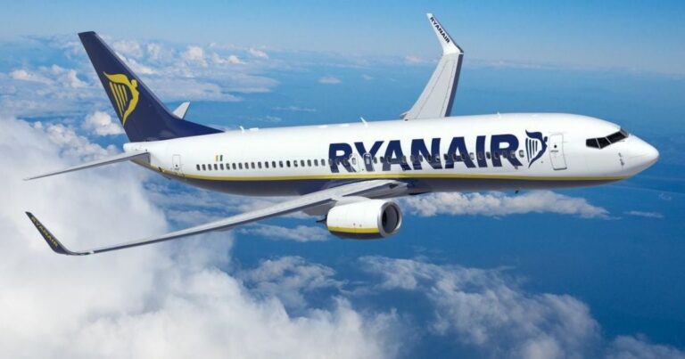Літак Ryanair: пасажира ледь не витягнуло з салону через пошкоджене вікно — названо ймовірну причину