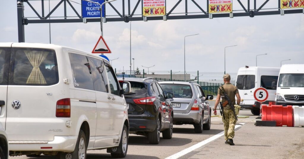 Контрабанда пального в Казахстані: на кордоні затримали 255 авто з прихованими баками — Світ Контрабанда пального в Казахстані: на кордоні затримали 255 авто з прихованими баками — Світ