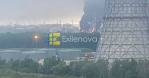 У Санкт-Петербурзі заявили про атаку дронів: повідомляють про пожежу в районі нафтового термінала (фото)