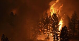 У Європі оголосили масову евакуацію, люди у вогняній пастці: тікати довелось тисячам (відео)