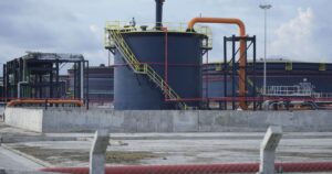 Ціни на нафту різко впали після зупинки ударів США та Ірану: що буде далі — Світ