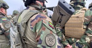 Молодь Литви масово обирає військову службу: рекордні черги до військкоматів