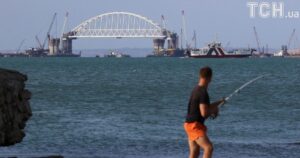 Вибухи в Криму: Керченський міст перекрито, ППО працює над півостровом