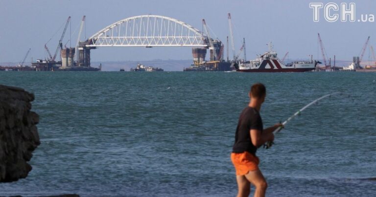 Вибухи в Криму: Керченський міст перекрито, ППО працює над півостровом