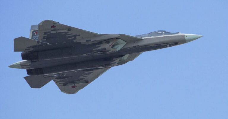Втрата Су-57 під Москвою: Експерти припускають аварію новітнього винищувача РФ під час демонстраційного польоту