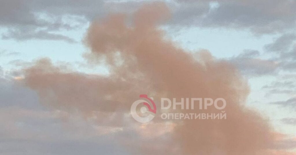 Росія вдарила по Дніпру: після вибухів місто огорнуло сильне задимлення — Укрaїнa Росія вдарила по Дніпру: після вибухів місто огорнуло сильне задимлення — Укрaїнa