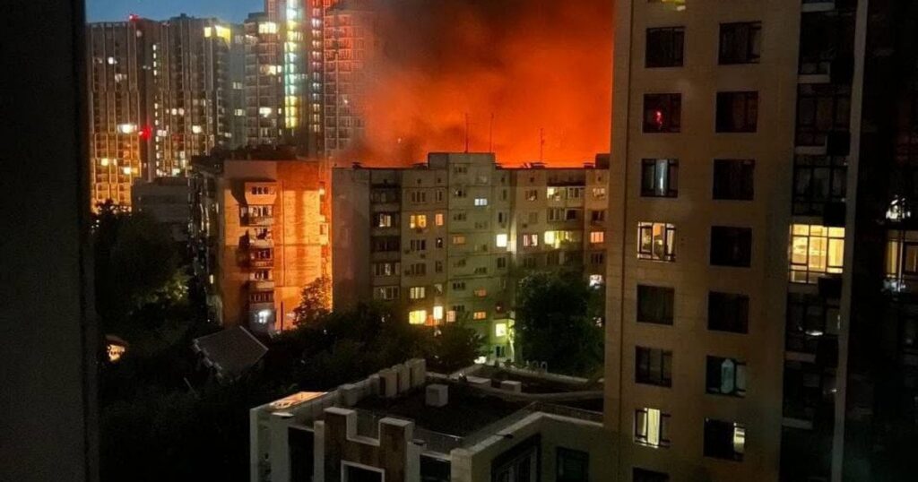 Наслідки атаки на Київ стрімко погіршуються: зросла кількість жертв і постраждалих Наслідки атаки на Київ стрімко погіршуються: зросла кількість жертв і постраждалих