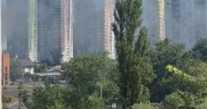Пожежа біля ЖК “Каховська”: густий дим охопив багатоповерхівки на лівому березі Києва