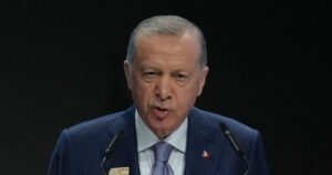 Саміт НАТО: Ердоган подарував фон дер Ляєн і Кошті пістолети з гравіюванням — Світ