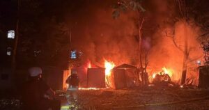 Росія атакувала Одесу: пожежа, пошкоджені будинки та поранений 23-річний чоловік — Укрaїнa
