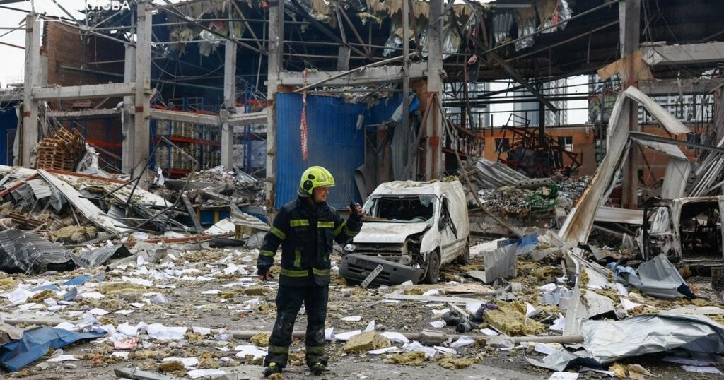 Ракетний удар по Києву: спалахнули масштабні пожежі, є загибла і травмовані — усі деталі (фото) Ракетний удар по Києву: спалахнули масштабні пожежі, є загибла і травмовані — усі деталі (фото)