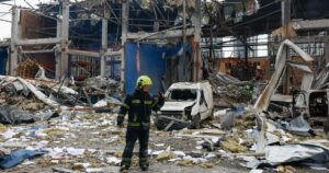 Ракетний удар по Києву: спалахнули масштабні пожежі, є загибла і травмовані — усі деталі (фото)