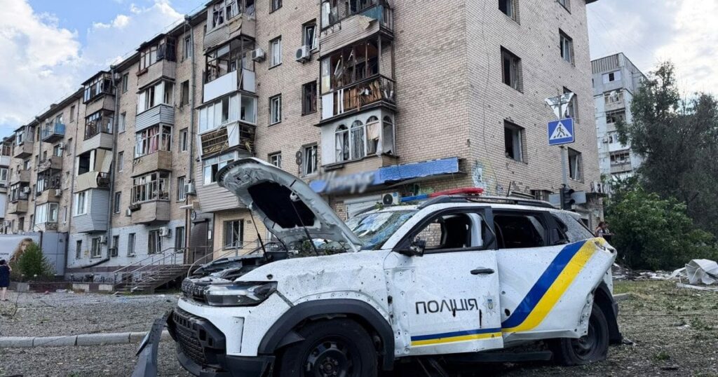 Кривавий удар РФ по Запоріжжю: загинув поліцейській, кількість поранених зросла — нові деталі (фото) Кривавий удар РФ по Запоріжжю: загинув поліцейській, кількість поранених зросла — нові деталі (фото)