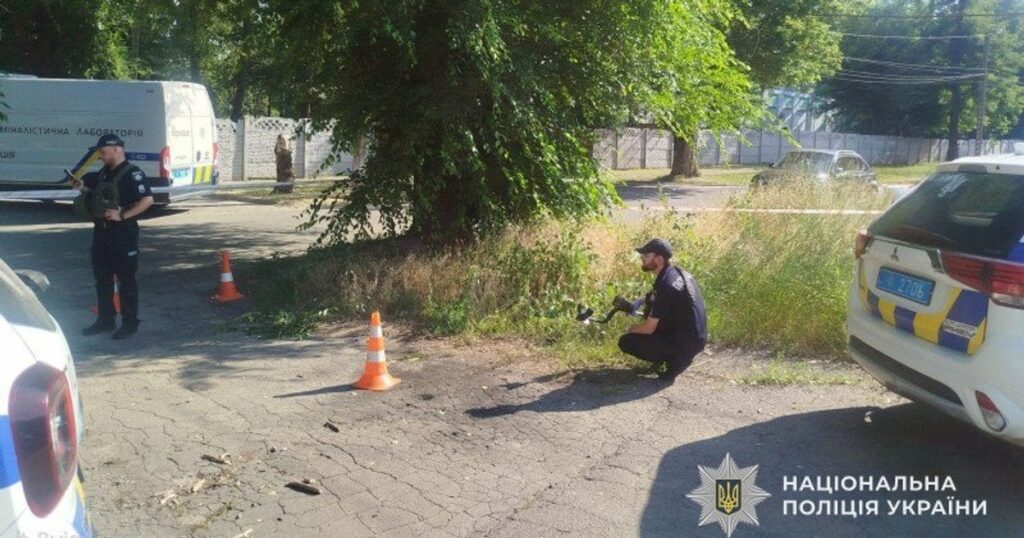 У Кам'янському чоловік кинув гранату у працівника ТЦК та поліцейського: деталі — Укрaїнa У Кам'янському чоловік кинув гранату у працівника ТЦК та поліцейського: деталі — Укрaїнa