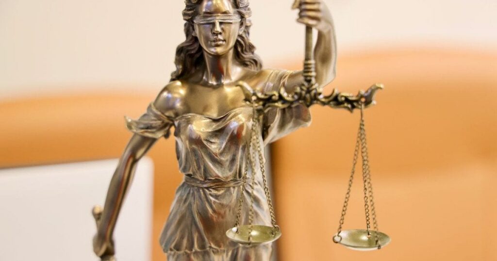 Вчитель ударив учня на екскурсії — суд покарав педагога за спробу відібрати сувенірний ніж — Укрaїнa Вчитель ударив учня на екскурсії — суд покарав педагога за спробу відібрати сувенірний ніж — Укрaїнa