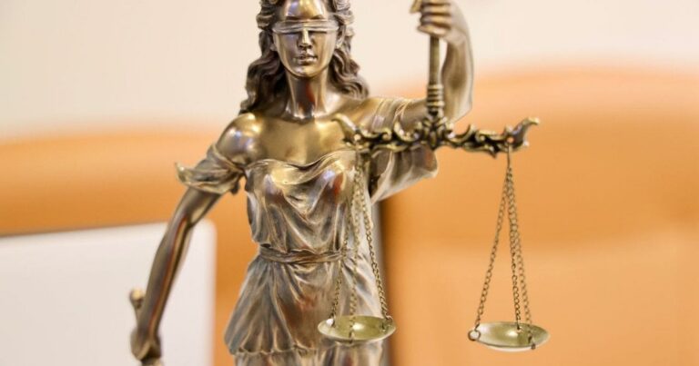 Суд покарав вчителя за фізичне насильство над учнем: інцидент з ножем на екскурсії