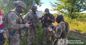 Стрілянина на Буковині: Поліція шукає чоловіка, який поранив двох правоохоронців та втік у ліс