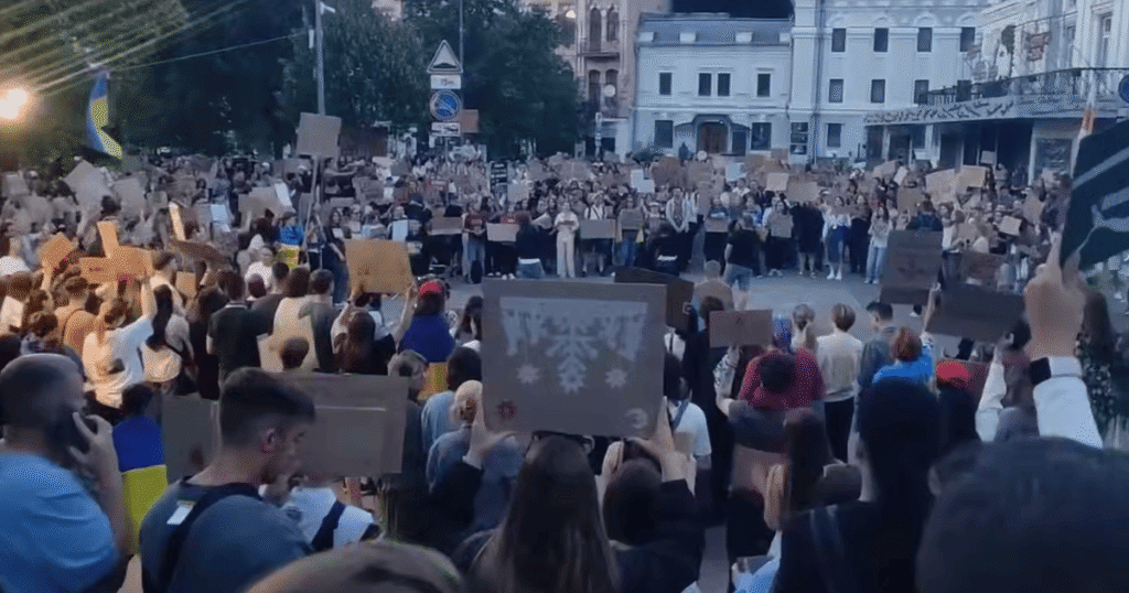 У Києві сьомий день тривають протести: чи прийшли люди після відставки Сирського (відео) — Політика