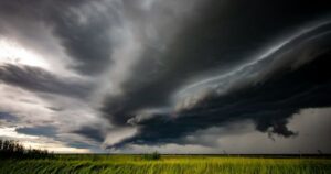 Негода в західних областях України: оголошено жовтий рівень, де є ризики — Укрaїнa