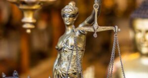 Чат-боти замість адвокатів — у Британії набирає обертів vibe lawyering, які наслідки — Світ