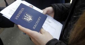 Коли доведеться замінити паспорт-книжечку на ID-картку: 5 ключових випадків від ДМС