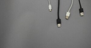 Чи небезпечні дешеві USB-кабелі: як розпізнати підробку та вберегти смартфон