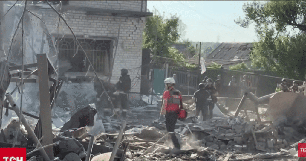 З родини вижив тільки 17-річний хлопець: росіяни вбили чоловіка, дружину та їхню доньку — подробиці страшної трагедії З родини вижив тільки 17-річний хлопець: росіяни вбили чоловіка, дружину та їхню доньку — подробиці страшної трагедії
