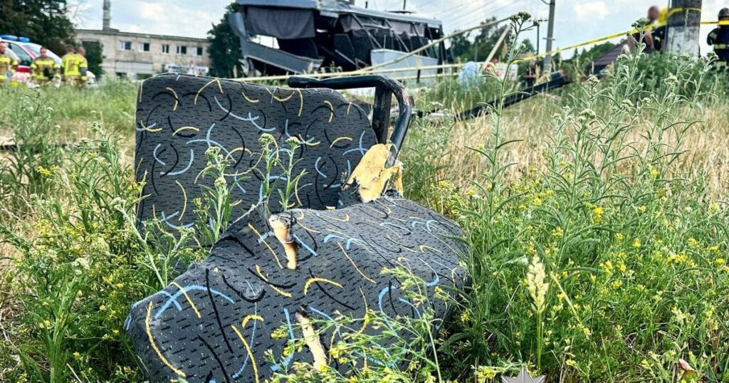 "Я проїхав, і маршрутку вдарило": спливли моторошні подробиці смертельної ДТП з потягом під Рівним (відео) "Я проїхав, і маршрутку вдарило": спливли моторошні подробиці смертельної ДТП з потягом під Рівним (відео)