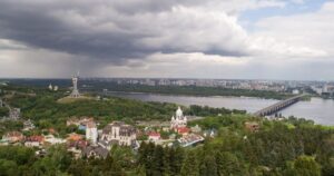 На Київ суне раптова холоднеча: синоптики попередили про небезпеку і шквал негоди