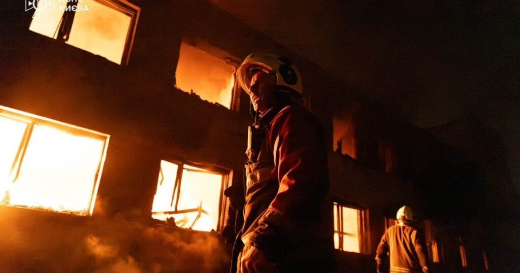 Росія вдарила балістикою по Києву: є загиблі — усі деталі про трагічні наслідки атаки (фото, відео) Росія вдарила балістикою по Києву: є загиблі — усі деталі про трагічні наслідки атаки (фото, відео)