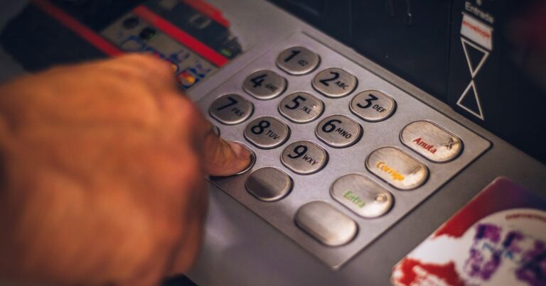 Банкнота 2000 гривень: Чому термінали та банкомати спершу не прийматимуть нові купюри?