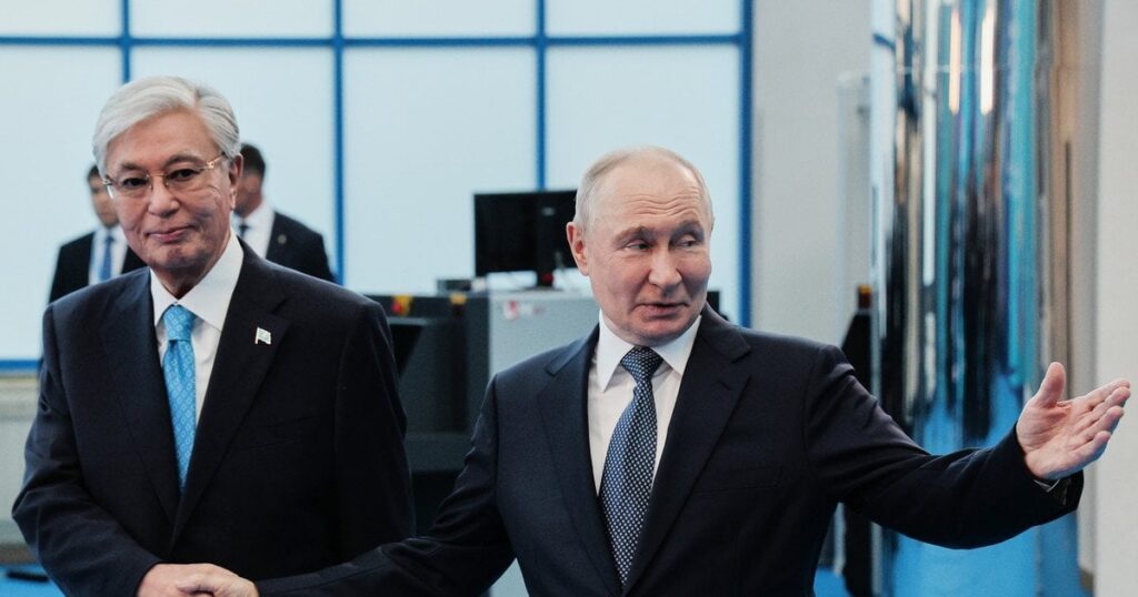 Токаєв запропонував Путіну заморозити війну — що сказав про причини агресії — Світ