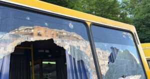 Росія завдала удару по маршрутці з людьми в Херсоні: є жертви та постраждалі, ППО збила 130 дронів