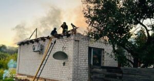 Росія атакувала Чернігівщину: постраждала родина, рятувальники працюють на місці