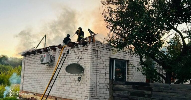 Росія атакувала Чернігівщину: постраждала родина, рятувальники працюють на місці