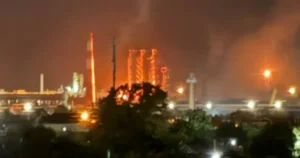 Україна “підсмажила” нові НПЗ у РФ: вибухи у Башкирії та Краснодарському краї, купа “прильотів” (відео)
