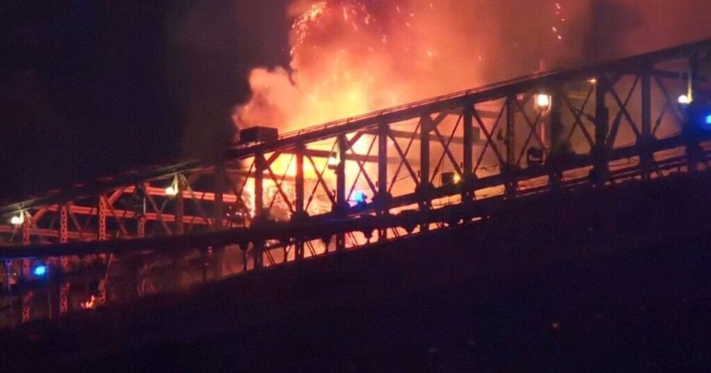 Салюти обернулися вогнем: Бруклінський міст спалахнув під час свята (фото) Салюти обернулися вогнем: Бруклінський міст спалахнув під час свята (фото)