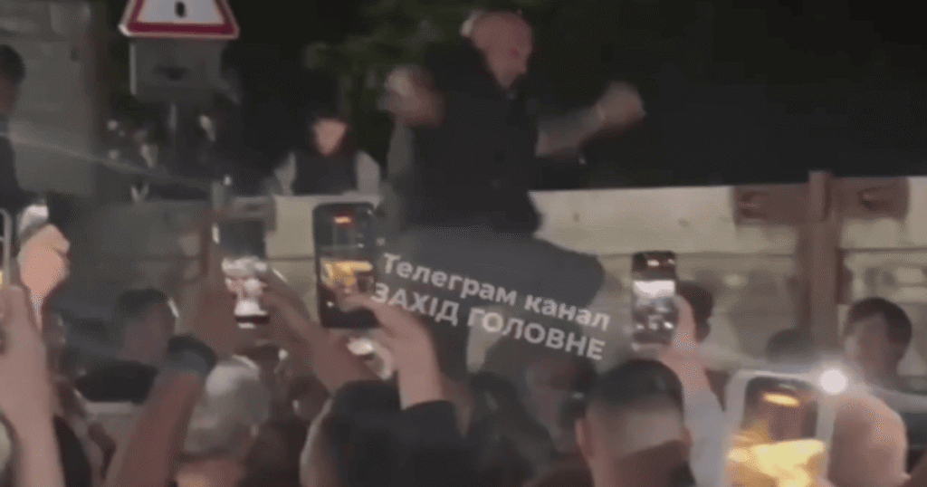 У Львові натовп перекинув бус військових ТЦК: розгорілася масштабна сутичка (відео) — Львів