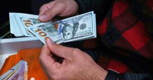 Курс долара у серпні: що вигідніше – валюта чи депозит? Поради банкіра