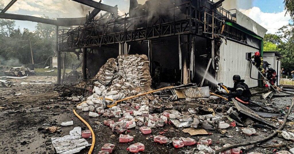 Росія знову б'є по пальному: в Ізюмі ракета знищила АЗС, є загиблий і поранені