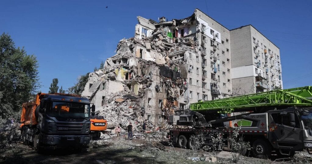Ракетний терор у Києві: під завалами знайшли багато загиблих, у місті згоріли склади та унікальна лабораторія Ракетний терор у Києві: під завалами знайшли багато загиблих, у місті згоріли склади та унікальна лабораторія