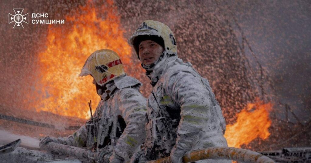Росіяни від ночі кошмарять обласний центр — знову влучання і пожежі Росіяни від ночі кошмарять обласний центр — знову влучання і пожежі