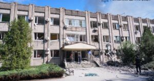 Росіяни масовано обстріляли авіабомбами обласний центр України: спалахнули пожежі, є загиблий