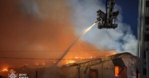 РФ завдала ракетного удару по Києву: пожежі виникли у двох районах, є жертви — все про наслідки (фото, відео)