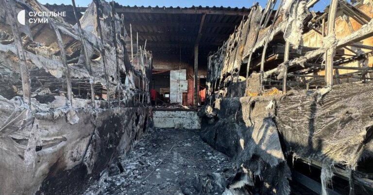 Російський удар по поштовому відділенню в Сумах: троє загиблих, серед них водії “Нової пошти”