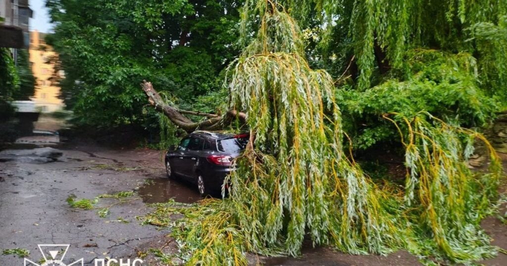Стихія б’є по Україні: міста йдуть під воду, тисячі людей без світла, є потерпілі (фото, відео) Стихія б’є по Україні: міста йдуть під воду, тисячі людей без світла, є потерпілі (фото, відео)